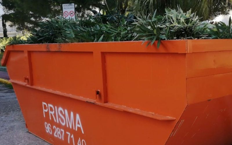 Gestión de restos de poda Gestión de restos de poda en viviendas particulares con contenedor específico