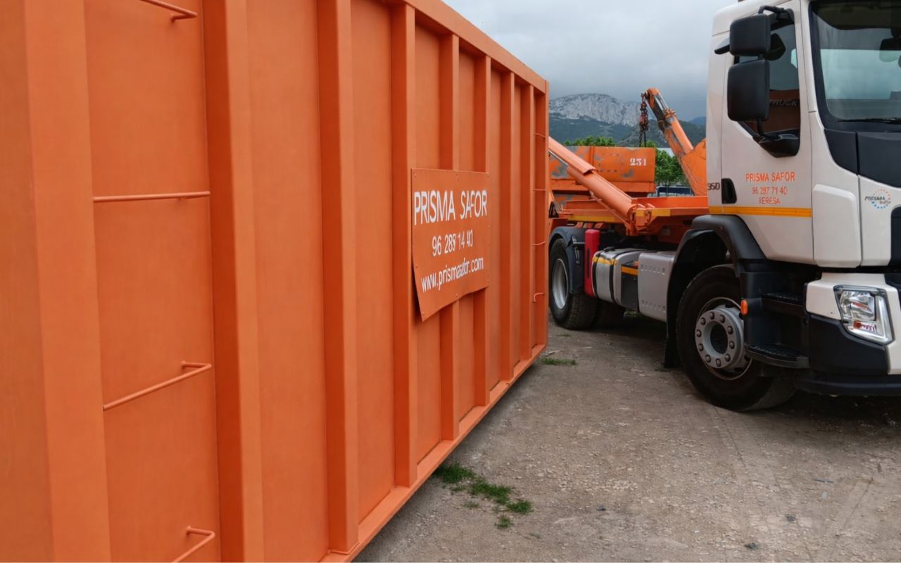 Contenedor de obra en Gandia listo para recogida rápida por Prisma Safor