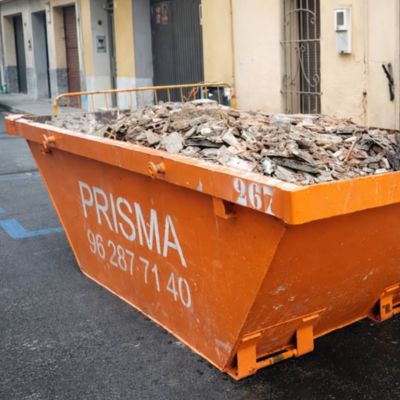 Qué influye en el precio de un contenedor de escombros