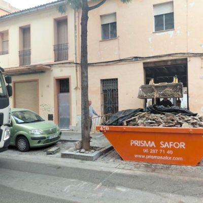 Contenedor de obra colocado cerca de una reforma