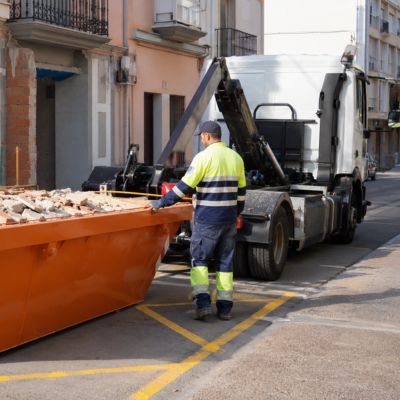 Recogida de residuos mediante un contenedor de escombros